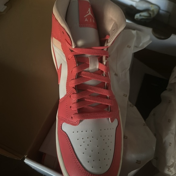 Jordan Athletic Shoes in Black with Top Performance Features - Picture 2 of 6